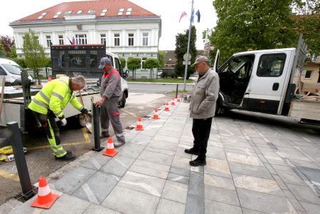 POSTAVLANJE NOVIH STEBRIČKOV PRED KD 04 FOTO LJUBO VUKELIČ